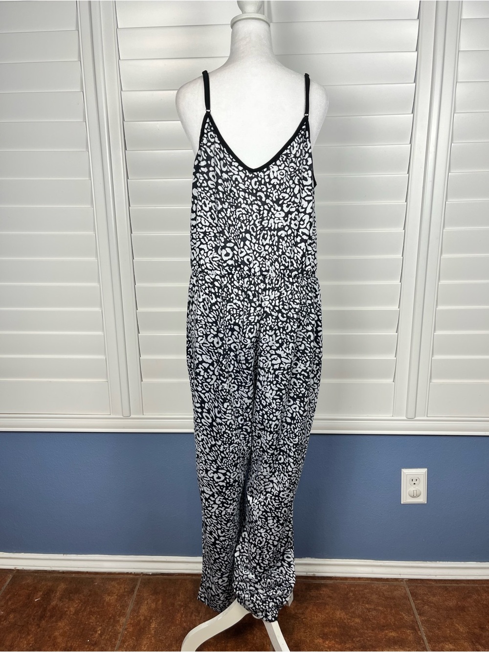 Jumpsuit Black & White Floral Print Spaghetti Strap w/ pockets size XL - Picture 6 of 8